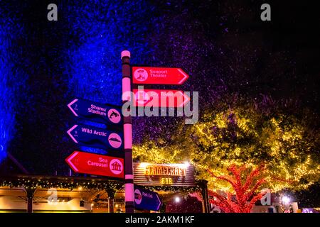 Orlando, Florida. Dicembre 30, 2019. Neve artificiale e segno colorate attrazioni al Seaworld Foto Stock