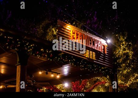 Orlando, Florida. Dicembre 30, 2019. Neve artificiale e Flamecraft Bar segno at Seaworld Foto Stock