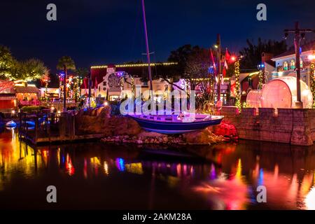 Orlando, Florida. Dicembre 30, 2019. Dockside colorati e barca a vela al Seaworld Foto Stock