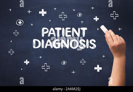 Disegno a mano la diagnosi del paziente iscrizione con gesso bianco sulla lavagna, concetto medico Foto Stock