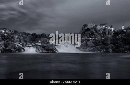 Una lunga esposizione fotografia del Rhein cade con il Laufen Castello sullo sfondo. Foto Stock