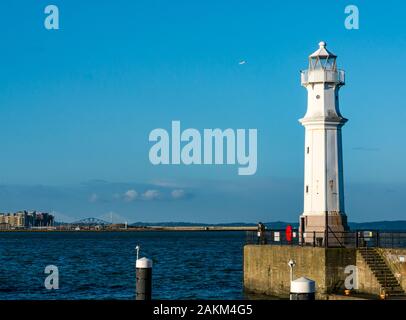 Faro sulle mura del porto con cielo blu, Firth of Forth, Newhaven Harbour, Edimburgo, Scozia, Regno Unito Foto Stock