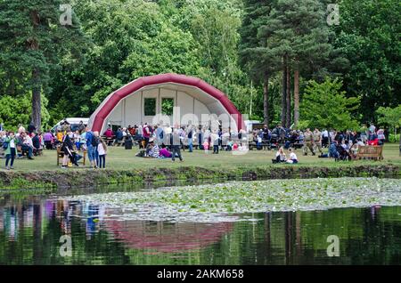 Sandhurst, Berkshire, Regno Unito - 16 Giugno 2019: Famiglie e altri visitatori godere la musica eseguita da una banda militare durante la giornata del patrimonio a Sandh Foto Stock