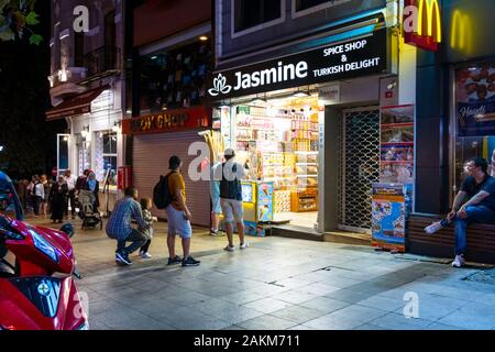 Un bagno turco di gelato venditore vende da una spezia e negozio di dolciumi a tarda notte nel quartiere di Sultanahmet di Istanbul, Turchia Foto Stock