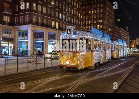 Il Natale di Budapest il Tram che opera durante la stagione delle vacanze in Ungheria Foto Stock