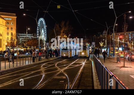 Il Natale di Budapest il Tram che opera durante la stagione delle vacanze in Ungheria Foto Stock