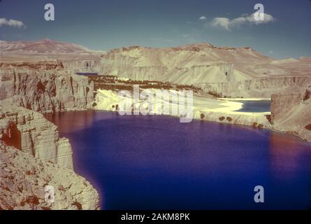 Laghi di minerale di band-e-Amir, Afghanistan, nel 1974. In Afghanistan del primo parco nazionale è una serie di sei profondi laghi blu profondo nell'Hindu Kush e separati da dighe naturali fatte di minerali di travertino. Foto Stock