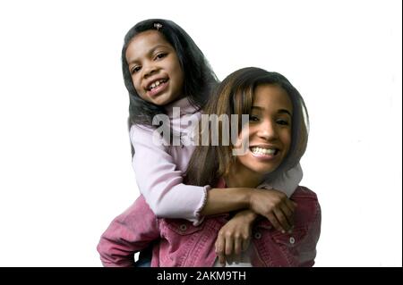 Ritratto di afro-americano di sorelle sorridente e guardando verso la fotocamera su sfondo bianco Foto Stock