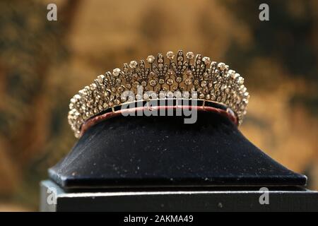 Questo "pezzo" è probabile che sono stati ispirati dal "Queen Mary's Collingwood Fringe Tiara' dato come un dono da Queen Victoria a Princes Maria sul suo matrimonio con Re Giorgio V nel 1893. Dal 1893, la "Queen Mary's Collingwood Fringe Tiara' è stato adattato e modificato (stilisticamente) attraverso i vari elementi reali che hanno ereditato questa Tiara. Attualmente il pezzo rimane come parte della sua maestà il Queens Royal collezione di gioielli , impostare nel 494 naturale taglio di diamanti . Questo spettacolare 'Collana- Tiara' è 'europeo tratti distintivi' sul fermaglio che indica che questo è plausibilmente un Foto Stock