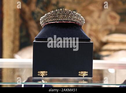 Questo "pezzo" è probabile che sono stati ispirati dal "Queen Mary's Collingwood Fringe Tiara' dato come un dono da Queen Victoria a Princes Maria sul suo matrimonio con Re Giorgio V nel 1893. Dal 1893, la "Queen Mary's Collingwood Fringe Tiara' è stato adattato e modificato (stilisticamente) attraverso i vari elementi reali che hanno ereditato questa Tiara. Attualmente il pezzo rimane come parte della sua maestà il Queens Royal collezione di gioielli , impostare nel 494 naturale taglio di diamanti . Questo spettacolare 'Collana- Tiara' è 'europeo tratti distintivi' sul fermaglio che indica che questo è plausibilmente un Foto Stock