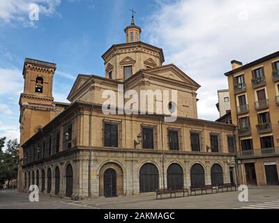 La chiesa di San Lorenzo, dal design geometrico, presenta una croce greca interna all'interno della piazza esterna e torre ottagonale e lanterna in cima a Pamplona, Spagna Foto Stock