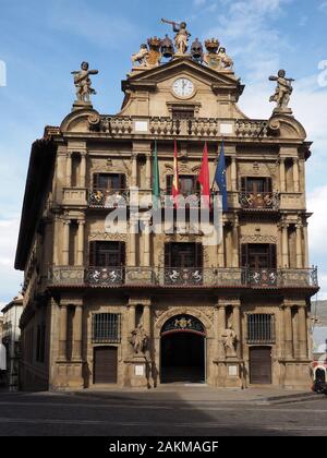 Bandiere adornano la facciata barocca/neoclassica del 18th secolo del Municipio di Pamplona, Spagna, Europa Foto Stock