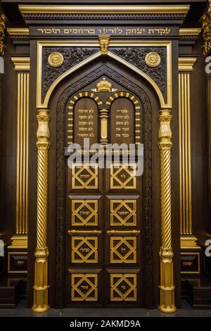 Porte dell'arca di legno intagliato tenendo la Torah scrolls a Voronezh sinagoga. Foto Stock