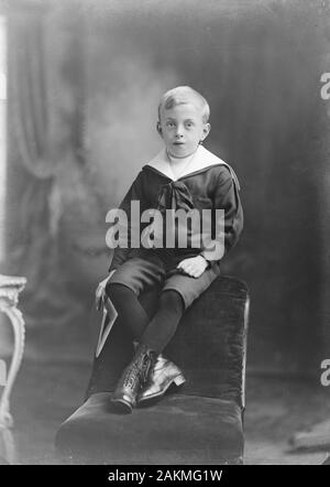 Ritratto di Ignoto Edwardian bambino, in sailor suit, direttamente la scansione dal vetro originale slitta Foto Stock