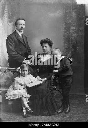 Edwardian ritratto di famiglia, foto di gruppo e direttamente la scansione dal vetro originale slitta Foto Stock