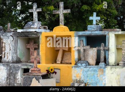 Tombe colorate in un cimitero nel piccolo villaggio maya di Dzitya, Yucatan, Messico. Foto Stock