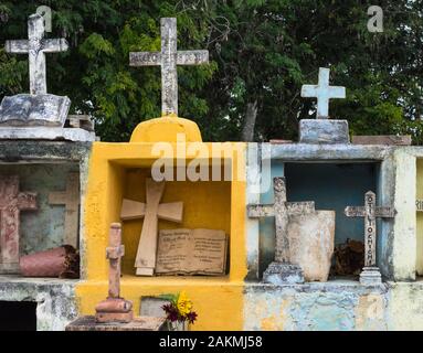 Tombe colorate in un cimitero nel piccolo villaggio maya di Dzitya, Yucatan, Messico. Foto Stock