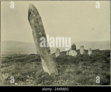 Ufficiale della Royal Society di antiquari di Irlanda . s così una curiosa analogia trovanella distanze tra i membri del gruppo di pietre Asa prese tutto. Il cuscinetto (prese con una bussola prismatica su 26 Settembre1915) dal centro dell'apertura fra le pietre n. 3 e 4 al di sopra della sommità della pietra n. 1 e attraverso la gallaun permanente è stato230°. Le misurazioni delle pietre sono come segue :-^ larghezza altezza(di faccia interna) Spessore n. 1. 3 9 3 0 0 9 " 2. 3 9 2 0 1 0 " 3. .* 4 8 2 0 1 2 " 4. 4 4 2 3 1 2 " 5. 4 7 1 7 1 3 No. 1 è un round-pietra sormontata, sottile e piatta, e molto Hke arough tombst Foto Stock