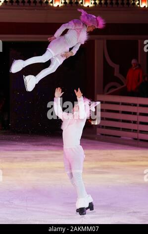 Mosca, balletto di ghiaccio è un punto culminante del Viaggio al festival di Natale qui da Dic. 13. 31 gennaio, 2020. Artisti eseguono in bianco neve ghiaccio spettacolo di balletto a Mosca, in Russia, il 9 gennaio, 2020. Balletto di ghiaccio è un punto culminante del Viaggio al festival di Natale qui da Dic. 13, 2019 a gen. 31, 2020. Credito: Maxim Chernavsky/Xinhua/Alamy Live News Foto Stock