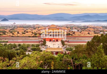 Parco Jingshan,panorama sopra la Città Proibita di Pechino. Cina.la traduzione cinese di iscrizione - 'Gate di prodezza piamente' Foto Stock