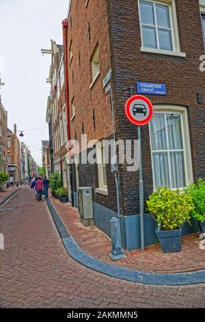 Segno di Amsterdam della zona verde all'angolo della strada stretta Foto Stock