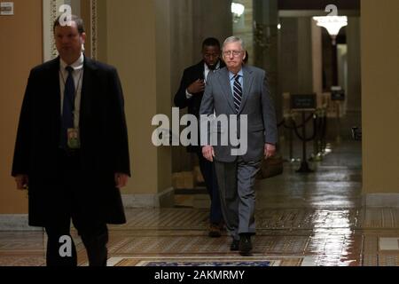 Washington, DC, Stati Uniti d'America. Il 9 gennaio, 2020. Stati Uniti Il leader della maggioranza del Senato Mitch McConnell (Repubblicano del Kentucky) lascia il suo ufficio di discostarsi Campidoglio degli Stati Uniti in Washington, DC, Stati Uniti, giovedì 9 gennaio 2020. Credito: Stefani Reynolds/CNP | Utilizzo di credito in tutto il mondo: dpa/Alamy Live News Foto Stock