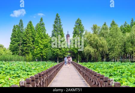 I turisti a piedi attraverso il ponte di legno per la pagoda, Tempio Jinshan in Zhenjiang, Cina. Foto Stock