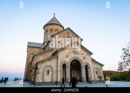 Sighnaghi, Georgia - Ottobre 2019: Monastero di Bodbe di San Nino - un complesso monastico ortodosso georgiano nella regione di Kakheti ed è una popolare attrazione turistica Foto Stock
