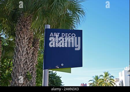 Miami Beach, Florida - Gennaio 5, 2020: Art Deco Welcome Center segno su Ocean Drive su chiaro limpido mattino d'inverno. Foto Stock