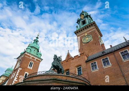 Cracovia in Polonia - Giugno 2019: vista il Castello Reale di Wawel e Cattedrale sito a Cracovia, Polonia, un popolare architettura storica per i turisti. Foto Stock