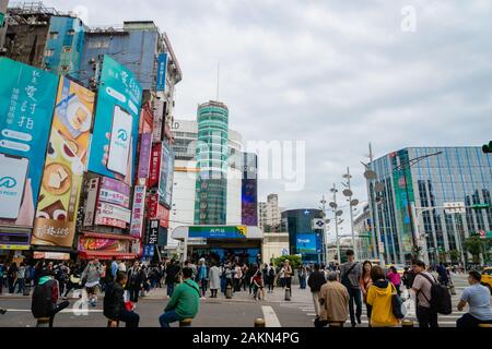 Taipei, Taiwan - Marzo 2019: Taipei area Ximending cityscape di Ximen Stazione della Metropolitana. Ximending è un famoso quartiere per lo shopping in Taipei. Foto Stock