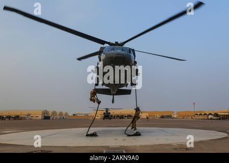 Due soldati con la quinta delle forze speciali Gruppo (Airborne) scorrono verso il basso corde contemporaneamente da lati opposti di un UH-60 Blackhawk elicottero durante la corda veloce inserimento sistema di estrazione (patatine fritte) formazione. Utilizzando le patatine fritte è un modo efficiente per implementare rapidamente i soldati in una zona dove un elicottero molti e non essere facilmente in grado di terra. (U.S. Foto dell'esercito da Staff Sgt. Justin Moeller, quinto SFG(A) Affari pubblici) Foto Stock