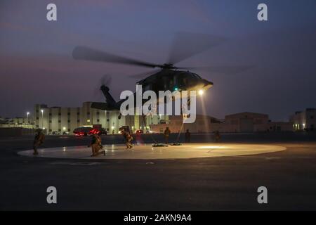 Due soldati con la quinta delle forze speciali Gruppo (Airborne) scorrono verso il basso corde contemporaneamente da lati opposti di un UH-60 Blackhawk elicottero durante la corda veloce inserimento sistema di estrazione (patatine fritte) formazione. Utilizzando le patatine fritte è un modo efficiente per implementare rapidamente i soldati in una zona dove un elicottero molti e non essere facilmente in grado di terra. (U.S. Foto dell'esercito da Staff Sgt. Justin Moeller, quinto SFG(A) Affari pubblici) Foto Stock