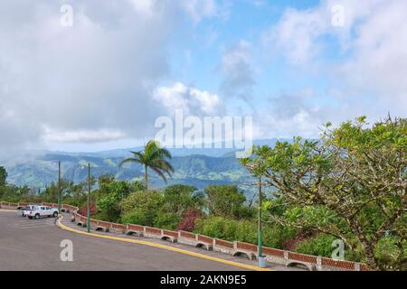 Fantastica vista della vallata sottostante dalla vetta del monte Isabel de Torres Puerto Plata Repubblica Dominicana. Foto Stock