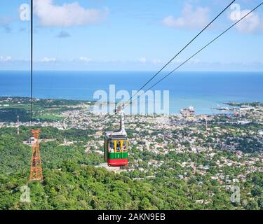 Il turista a godere di una vista spettacolare della città di Puerta plata durante il loro giro in funivia sul monte Isabel de Torres. Foto Stock