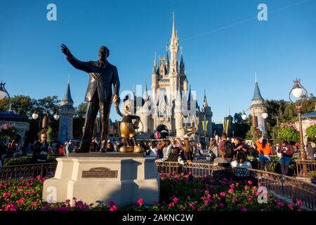 Walt Disney e Mickey Mouse statua che si trova nella parte anteriore di Cenerentola del castello di Orlando, in Florida. Foto Stock