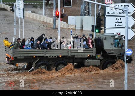 (200110 ha) -- Pechino, 10 gennaio, 2020 (Xinhua) -- un camion militare evacua i residenti attraverso una strada allagata nel nord della città israeliana di Nahariya, a gennaio 8, 2020. Inondazioni scoppiò in tutta la città a causa insolitamente elevate quantità di pioggia. (JINI/Handout via Xinhua) Foto Stock