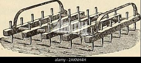 Catalogo all'ingrosso di sementi, attrezzi, fertilizzanti, insetticidi per giardinieri di mercato e i camionisti : la primavera 1905 Edition . SPIKE DENTE HARROWWITH leva verso l'alto. ASMOOTHING HARROW con la leva verso il basso. Una di alta classe Harrow in ogni rispetto, essendo fatto interamente di migliori di acciaio,ad eccezione di draw-bar. Con e" chiave il dente-bar può essere allentata in modo thatany uno o tutti i denti può essere abbassata per compensare l'usura. Esso ha awide gamma di regolazione. I denti possono essere istantaneamente impostata a qualsiasi angolo da aforward passo a dritto in alto e in basso o inclinati indietro la leva-li catchholding saldamente in Foto Stock