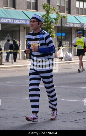 New York City, NY USA. Nov 2008. La colorata e divertente e costumi patriottica di ciò che molti corridori usura alla maratona di New York. Foto Stock