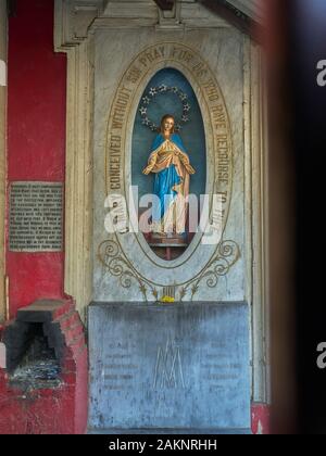 31 dic 2019 Statua e il decor della Vergine Maria a santa Teresa la Chiesa- Charni Road East, Jaganath Sanker Road, Bhatwadi, Girgaon, Mumbai, Maharashtra IND Foto Stock