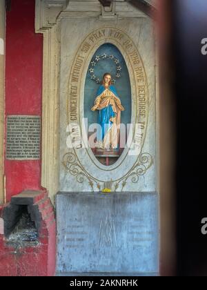 31 dic 2019 Statua e il decor della Vergine Maria a santa Teresa la Chiesa- Charni Road East, Jaganath Sanker Road, Bhatwadi, Girgaon, Mumbai, Maharashtra IND Foto Stock