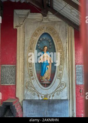 31 dic 2019 Statua e il decor della Vergine Maria a santa Teresa la Chiesa- Charni Road East, Jaganath Sanker Road, Bhatwadi, Girgaon, Mumbai, Maharashtra IND Foto Stock