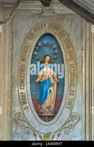 31 dic 2019 Statua e il decor della Vergine Maria a santa Teresa la Chiesa- Charni Road East, Jaganath Sanker Road, Bhatwadi, Girgaon, Mumbai, Maharashtra IND Foto Stock