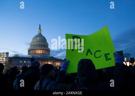 Washington, DC, Stati Uniti d'America. Il 9 gennaio, 2020. Le persone che frequentano una manifestazione contro la guerra con l'Iran al di fuori del Campidoglio di Washington, DC, Stati Uniti, gennaio 9, 2020. Credito: Liu Jie/Xinhua/Alamy Live News Foto Stock