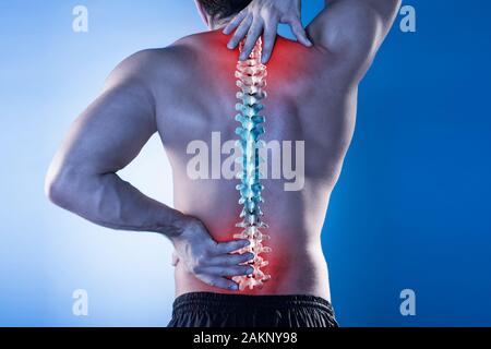 Giovane uomo con dolore alla schiena Foto Stock