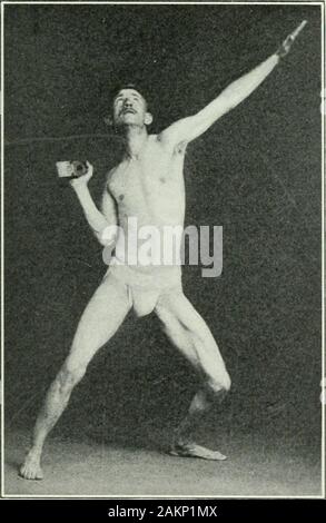 Applicata anatomia e kinesiologia; il meccanismo di movimento muscolare . FiQ. 165. Fig. 166 282 movimenti di ginnastica per sollevare un peso a partire da queste articolazioni flesse e fare il workby la loro estensione anziché spostando i bracci. Da vera e propria persona triala sollevato 42 chilogrammi con bracci come nelle Figg. 163 e 164, 68kgs. nella posizione di Fig. 162, 120 kg. nella posizione di Fig. 6e 175 kgs. nella posizione di Fig. 95. Foto Stock