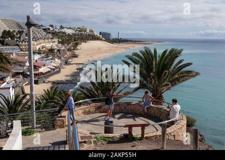 I turisti a elevato punto di vista spiaggia di Jandia a Morro Jable, Penisola di Jandia, Fuerteventura, Isole Canarie, Spagna, Europa Foto Stock