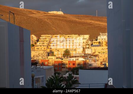 Vista della collina appartamenti in serata la luce del sole , Morro Jable, Penisola di Jandia, Fuerteventura, Isole Canarie, Spagna, Europa Foto Stock