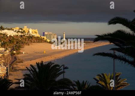 Vista in elevazione della spiaggia di Jandia la sera la luce del sole , Morro Jable, Penisola di Jandia, Fuerteventura, Isole Canarie, Spagna, Europa Foto Stock