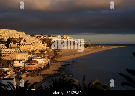 Vista in elevazione della spiaggia di Jandia e Morro Jable in serata la luce solare, Penisola di Jandia, Fuerteventura, Isole Canarie, Spagna, Europa Foto Stock